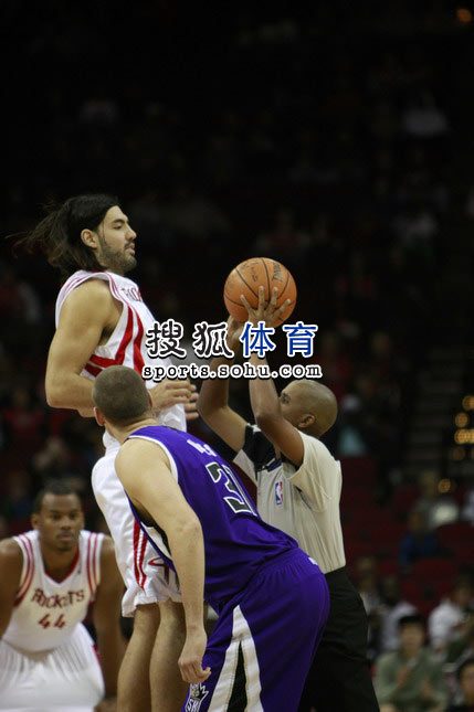 现了他